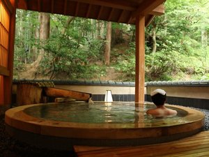 男性の露天風呂から見えるの緑の深さ