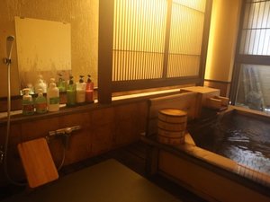 洗い場が畳の貸切風呂「百湯」(露天ではなく内風呂)