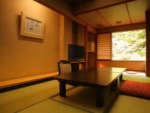 お庭側8帖人気の2階部屋。202「菖蒲」203「山吹」、一番お風呂から近い205「桔梗」