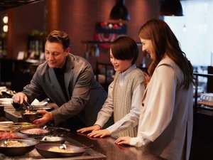 3階 DiningBRICKSIDE (家族イメージ)