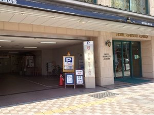 ホテル駐車場入り口です。ホテルエントランス横にございます。国際通りから左折で入庫が可能です。