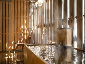 【自家源泉 檜半露天風呂付「大きめ」】和室10畳で大き目の檜造りの半露天風呂付客室です。