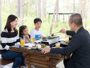 屋根付きテラスで楽しむ高原バーベキュー。雨の日も安心してグリルができます。
