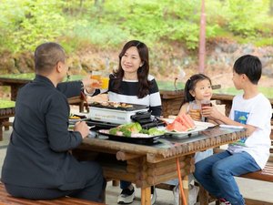 屋根付きテラスで楽しむ高原バーベキュー。雨の日も安心してグリルができます。