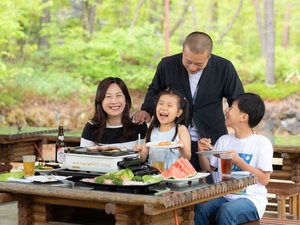屋根付きテラスで楽しむ高原バーベキュー。雨の日も安心してグリルができます。