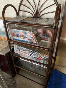 レストラン本棚コミック少々、新聞があります。