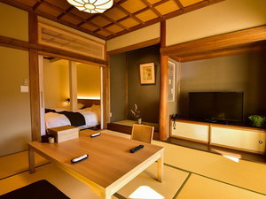 【本館 半露天付客室ツイン+和室(禁煙)】お部屋に黄金の湯源泉かけ流しのお風呂が付いています(一例)