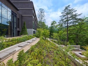 【外観】自然豊かな景色に包まれており、目の前には鬼怒川渓谷と季節の移ろいを見せる山々がございます