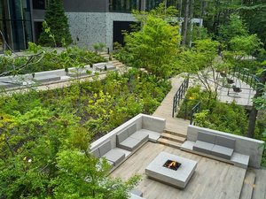 【外観】自然に囲まれた当館テラスには、ファイヤーピットがございます。