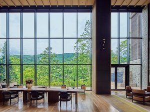 【館内施設】1階ラウンジでは珈琲でも飲みながら雄大な自然を感じる景観を楽しむのはいかがでしょうか