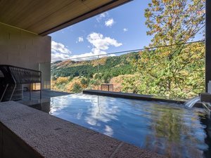 【客室露天風呂】季節の景色とともにごゆっくり温泉でお寛ぎくださいませ。