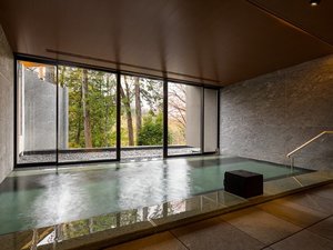 【大浴場】内湯からも外の景色をお楽しみいただける大きな窓ガラスが完備されております。