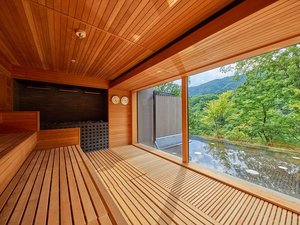 【ドライサウナ】サウナルームからも外の景色を楽しむことが出来ます。ヒーリングサウナと朝晩入替制です。