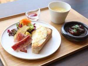 【ご朝食】発酵を取り入れた定食スタイルのメニューで選べる和朝食または洋朝食+ハーフブッフェをご用意。