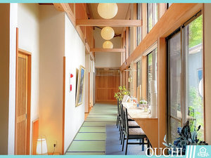 【館内】民家のような外観だけど、一歩入ればきらきらの世界でお出迎え。
