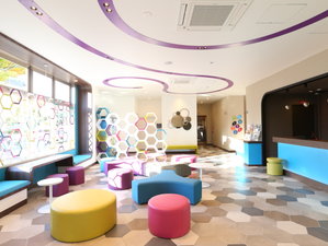 フロント・ロビー(ナットなど東大阪モノづくりを取り入れた産業アートデザイン)