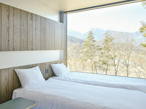 【アルプスビュー Suite Villa】ベッド窓の先に南アルプスを望む、自然に包まれるベッドスペース。