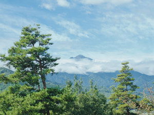 澄んだ空気の中で望む、アルプス連峰のダイナミックな景色。