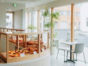 �yTAKE BAKERY AND CAFE/���݁z�p���̔̔��͏Ă��オ�莟��9:00���`