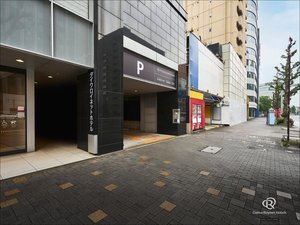 隣接駐車場入口(先着順・車高制限有)詳しくはよくあるお問い合わせをご覧ください