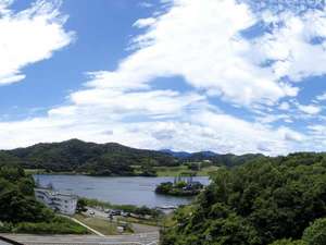 【ロケーション】久美浜湾を見渡すお部屋からの景色です。