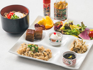 あまいろ朝食 沖縄そば・大根いりちー・もずく酢など沖縄料理をお召し上がりいただけます。