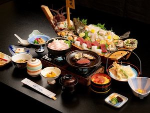 宝舟の膳「伊勢海老や鮑、ひらめの姿造り等の豪華舟盛り」一例