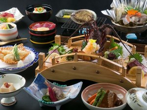 太鼓橋DX膳「伊勢海老お造り・鮑の踊り焼き・牛タンシチュー・太鼓橋一人盛り」一例