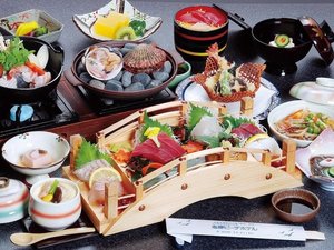 八千代磯笛膳「新鮮なお造り・磯貝二種の陶板などの季節会席」一例