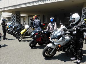 屋根付き駐輪場でツーリングの旅も安心