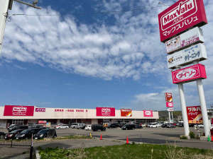 ホテルに隣接しているスーパー『マックスバリュ』。生活必需品から地元の特産まで幅広く手に入ります。