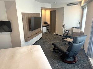 【ニュースタンダードコンフォートダブル】リクライニングチェアーを完備。