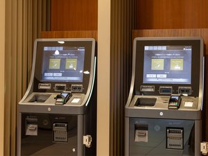 チェックイン/アウトは自動精算機で