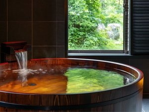 特別室・貴賓室には温泉漆風呂付