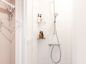 ���K�ȃV�����[���[���ŁA�A�E�g�h�A��̃��t���b�V���^�C�����B