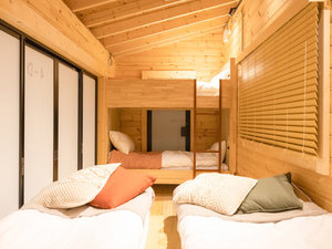 �y4beds cabin�z�L�X�Ƃ���4�x�b�h���[���ŁA�t�@�~���[��O���[�v�ɂ҂�����̉��K��ԁB