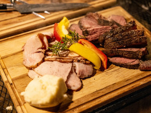 ���̎|�݂𑶕��Ɉ����o�������荇�킹�ŁA�A�E�g�h�A�f�B�i�[�𖞋i�B