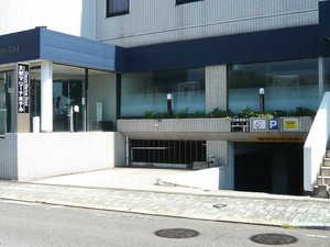 第1駐車場(入口横2台、地下4台駐車可能)