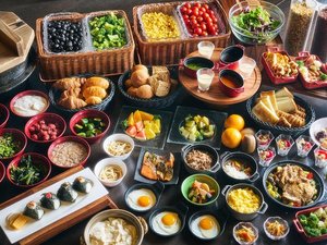 LUXE DINING HAPUNA(メインタワー1F)天井高約9m、広々とした空間でゆったりと朝食を♪