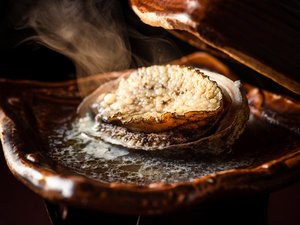 鮑の陶板蒸焼き