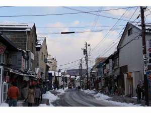 【小樽堺町通り】お土産屋さんや海鮮のお店が立ち並ぶ小樽を代表する通り。