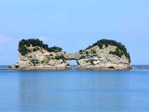 円月島(えんげつとう)です。夕日の時間帯もオススメです。車で約15分