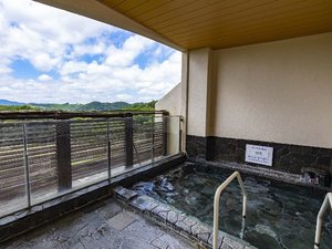 竹炭露天風呂は、遠赤外線効果で身体の芯まで温まります