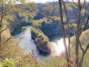 休暇村帝釈峡の園地内には「神龍湖」を見下ろせるスポットがあります。