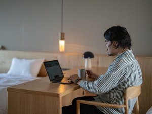 全室オーシャンビュー。デスクワークも可能。(デラックスルーム)