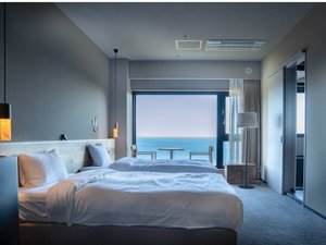 全室オーシャンビュー。相模湾を見渡せる大きな窓。(スーペリアルーム)