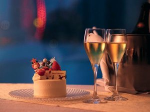 クリスマスケーキ&グラスシャンパン