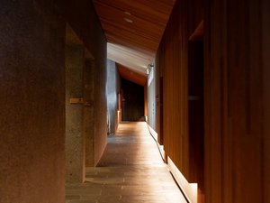 【部屋】2つの宿泊棟、貸切風呂棟、ロビー棟、食事棟のすべてが渡り廊下で連なる独創的な空間