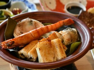 【夏の海宝会席】名物「宝楽焼き」。かますや穴子、蛤、海老、旬の魚介を蒸し焼きでどうぞ。