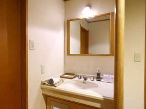 客室の洗面台【ハブラシ・ドライヤー・ペーパータオル・泡石鹸】をご用意しております。